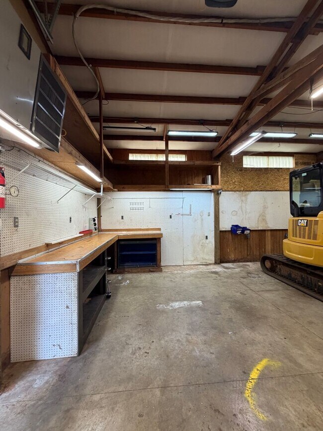 Building Photo - Rare 3-Acre 3BR Home in South Salem – Shops, Workspace & Greenhouses