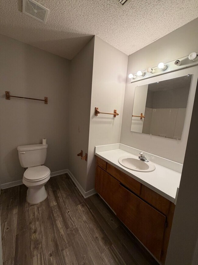 Building Photo - 302 Admiral's Walk Dr