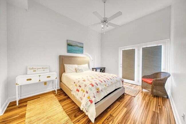 Building Photo - Fully furnished 3-Bedroom in The Plaza of Destin