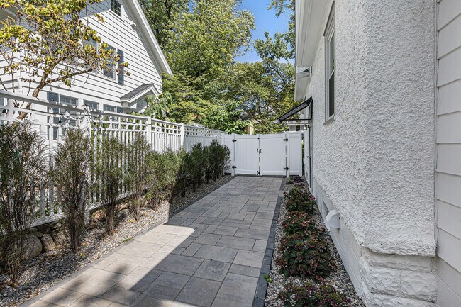 Building Photo - 1208 Olivia Ave