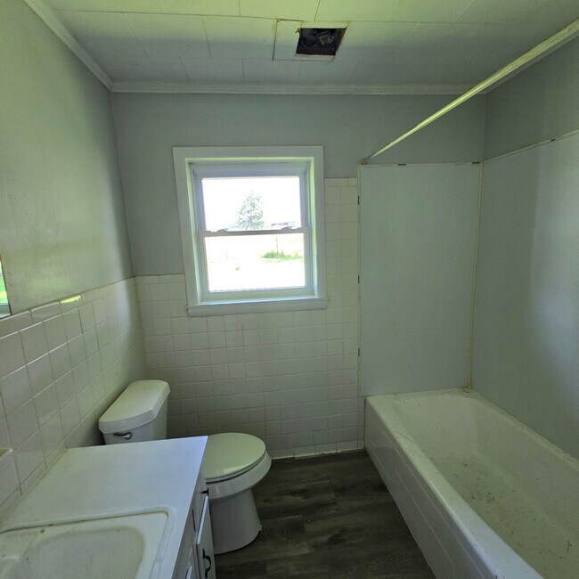 Building Photo - 3 Bed • 1 Bath • Stonework Home in Newark ...