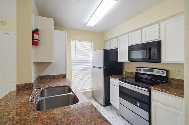 Building Photo - 3900 Woodchase Dr
