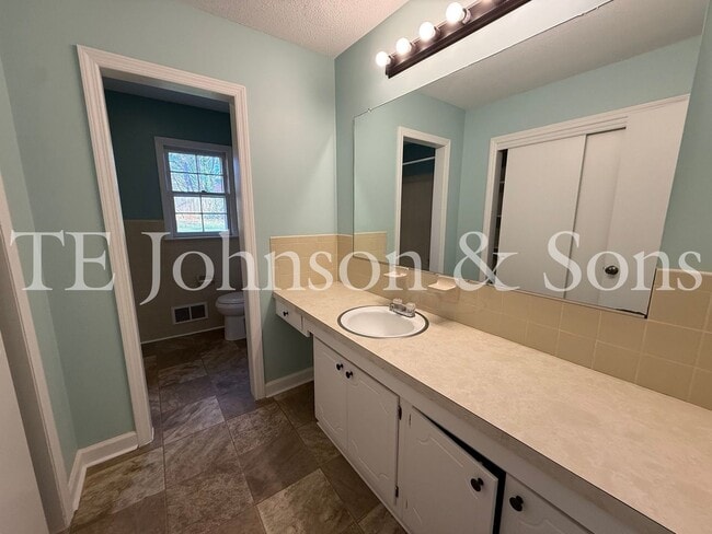 Building Photo - Spacious 4BR Home with Finished Basement, Screened Porch & Garage in Winston-Salem