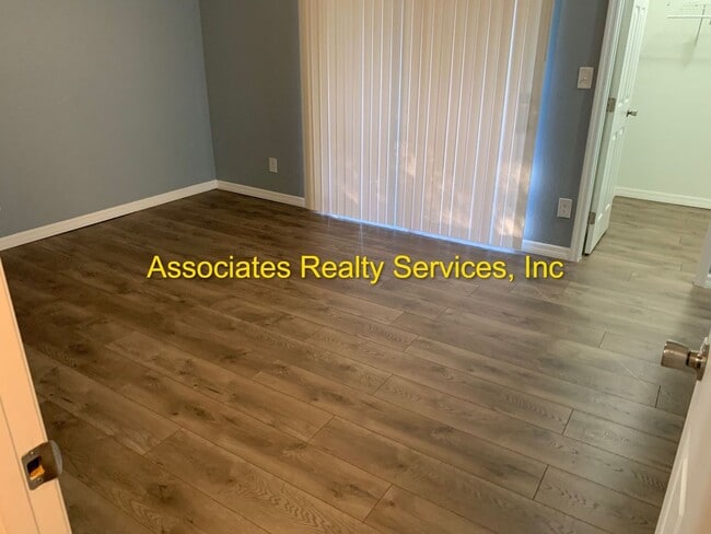 Building Photo - 2 Bed/2.5 bath End Unit Town home!  LOOK !!!