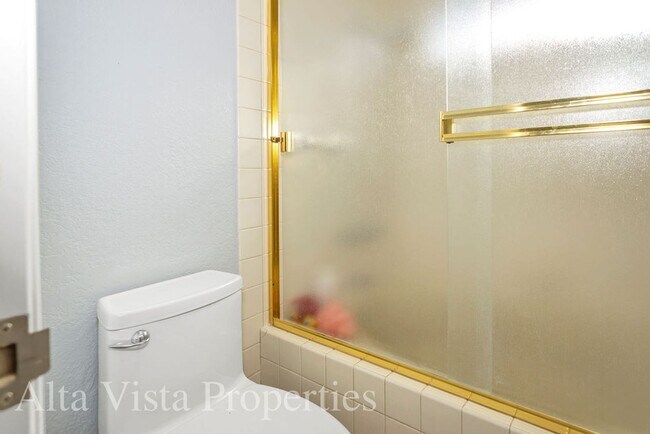 Building Photo - Beautiful Dual Master bedroom Townhome in ...