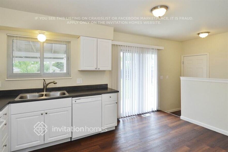 Building Photo - 1530 S Salida Way