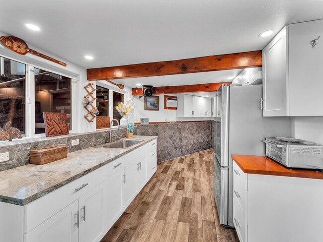 Building Photo - Oceanfront Estate: The Honolii Hale