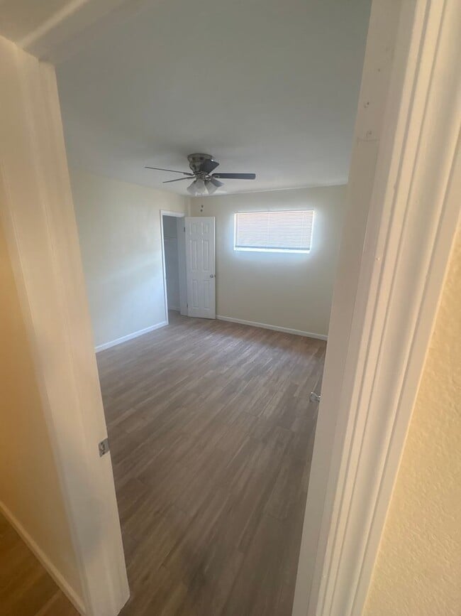 Building Photo - 2746 W Glenrosa Ave