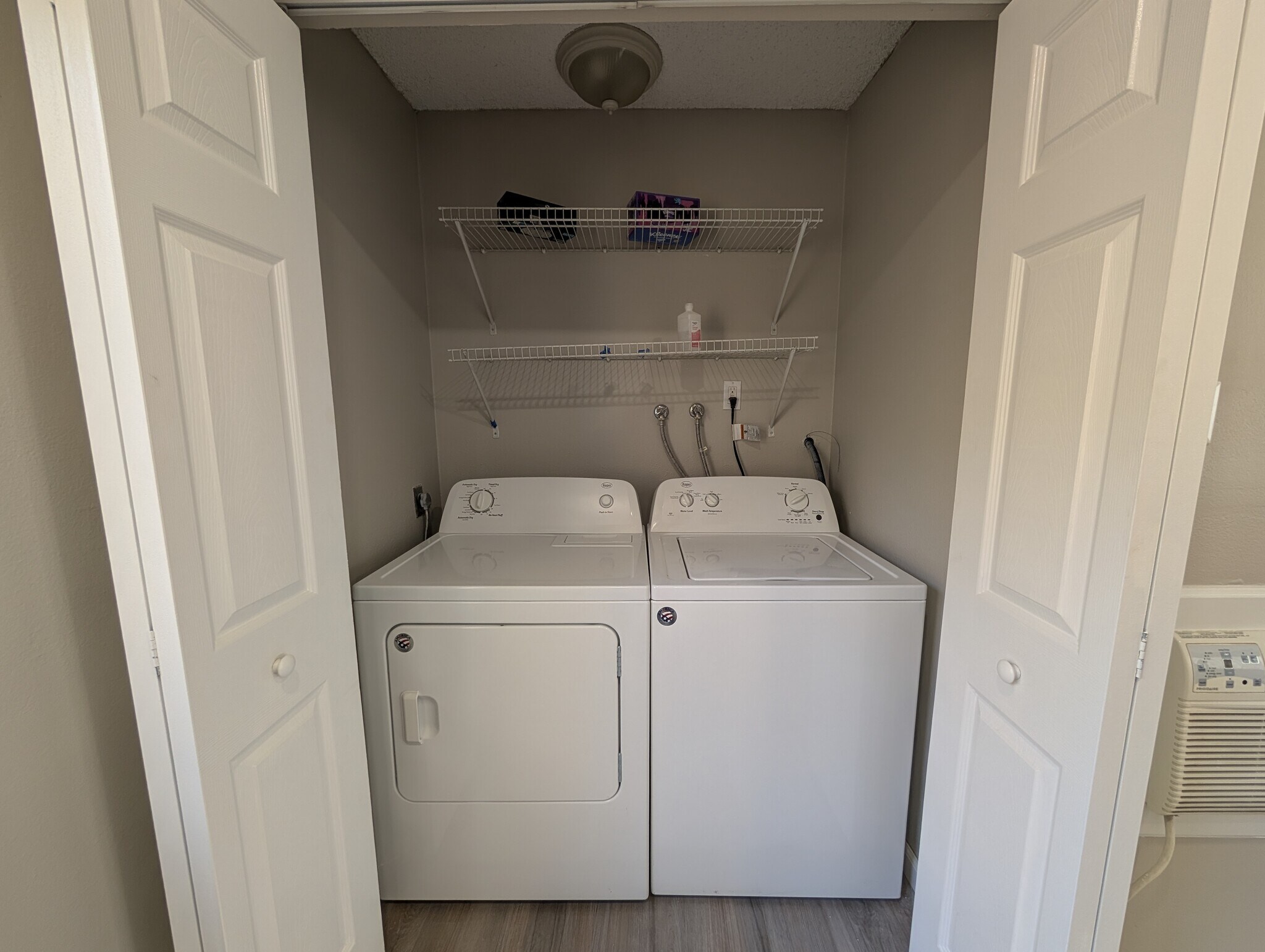 Building Photo - 470 S Los Robles Ave