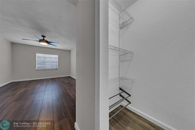 Building Photo - 160 Cypress Club Dr