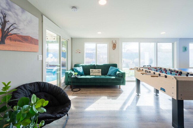 Building Photo - 4917 E Granada Rd