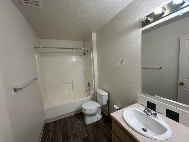 Building Photo - "Charming 2-Bed Retreat with Spacious 1000 sqft Layout in Nampa's Heart!"