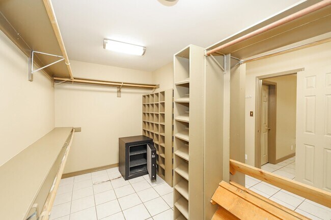 Building Photo - 503 W Avon Ct