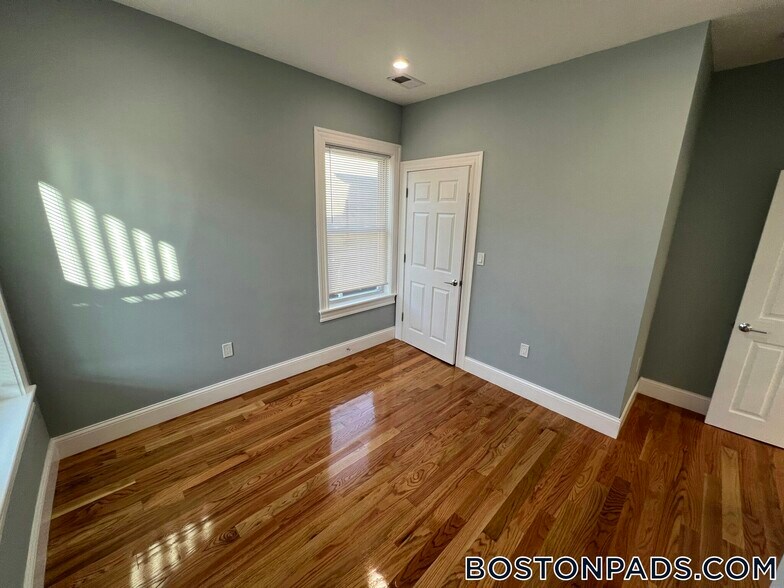 Building Photo - 29 Alpine St