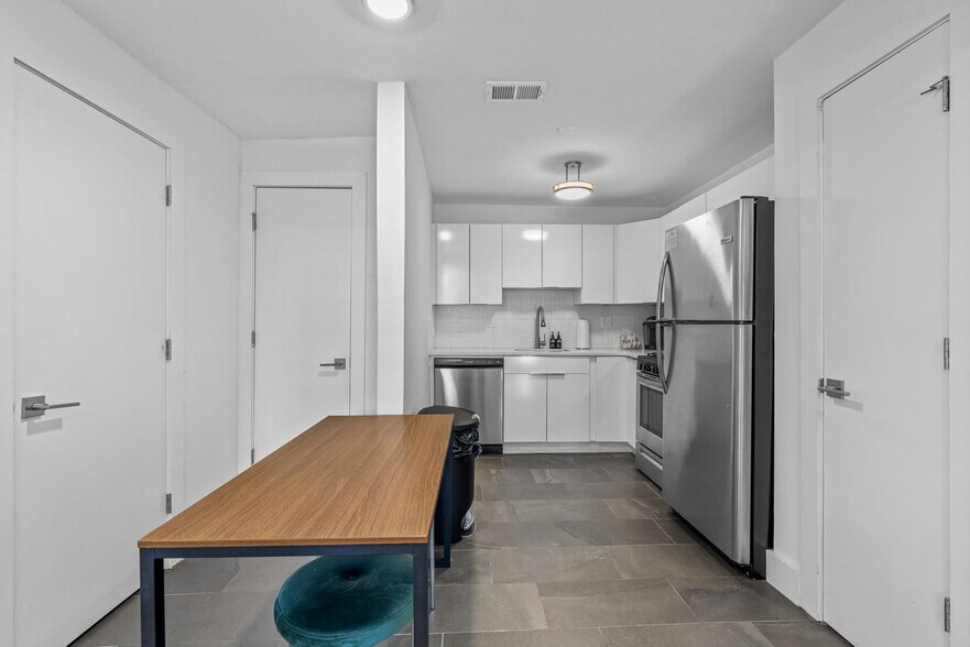 Building Photo - 1136 Crescent Ave NE