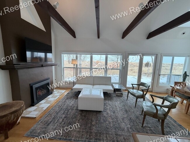 Building Photo - Beautifully updated 3 bed 2 bath house in Miller Beach.