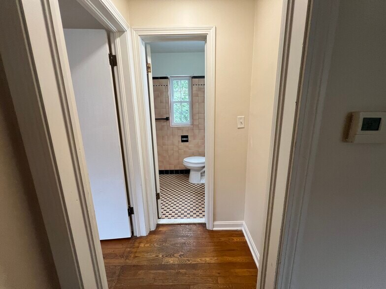 Bedroom / Bath hall - 141 N. Rose Blvd