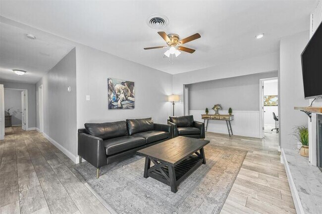 Building Photo - 6209 Calmont Ave