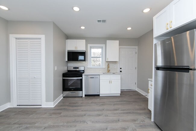 Building Photo - Beautiful Gut Renovated 2 Bed/1 Bath Top F...