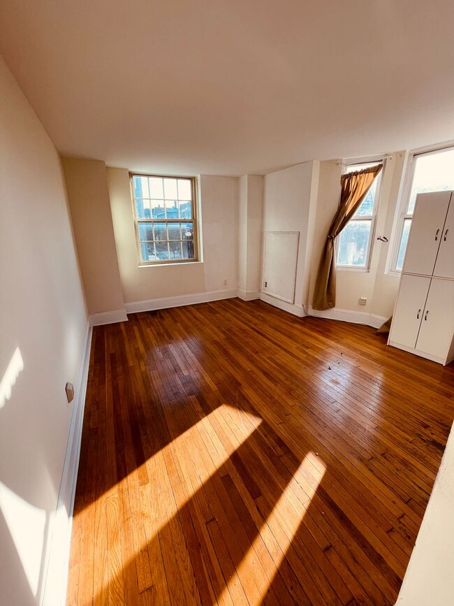 Building Photo - ONE BEDROOM RITTENHOUSE APARTMENT - FREE W...