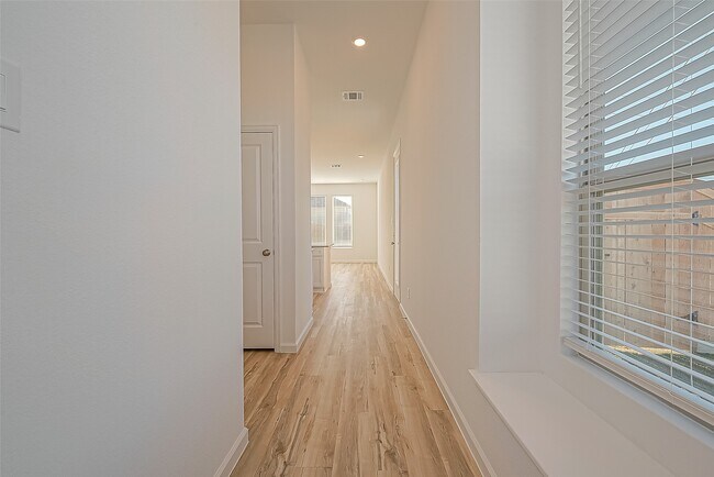 Building Photo - 5402 Holly Hvn Ct
