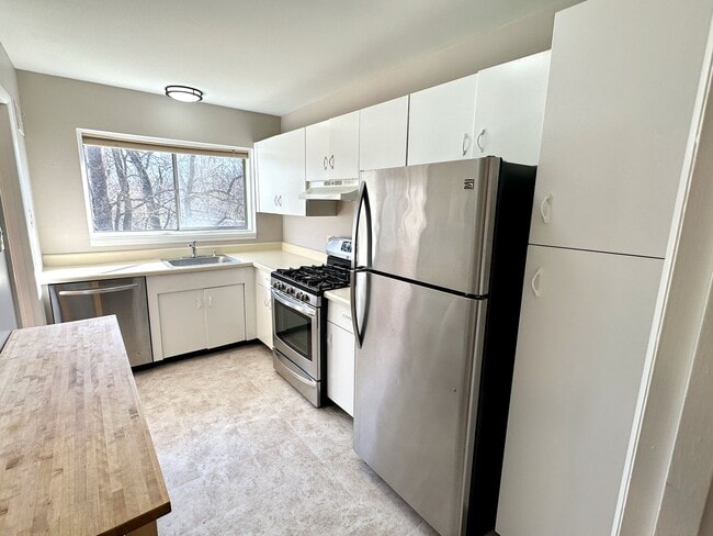 Building Photo - Beautifully kept, spacious one bedroom condo in the award winning Bethesda Parkside Community!