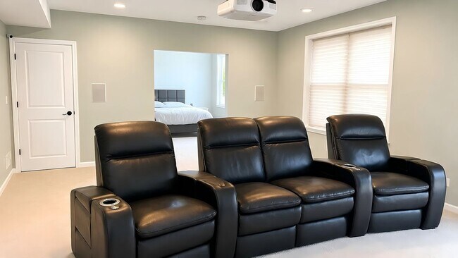 Building Photo - Beautiful 4Bed 3.5Bath Home in Victoria!