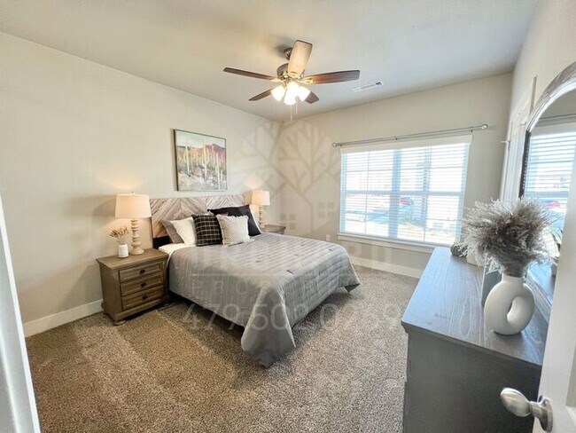 Building Photo - 2 Bed/ 2.5 Bath | Townhome in Siloam Springs! Must Move-in by 6/30