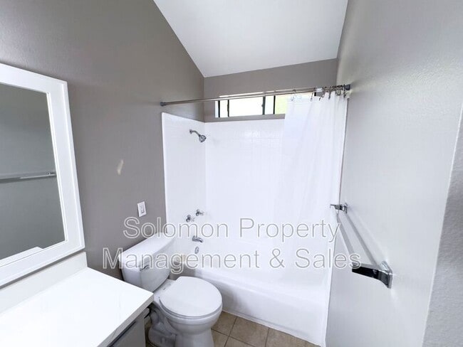 Building Photo - 905 Viewpoint Dr