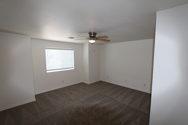 Building Photo - Spacious Bellemont Townhome | 3 Bedrooms + Private Fenced Yard