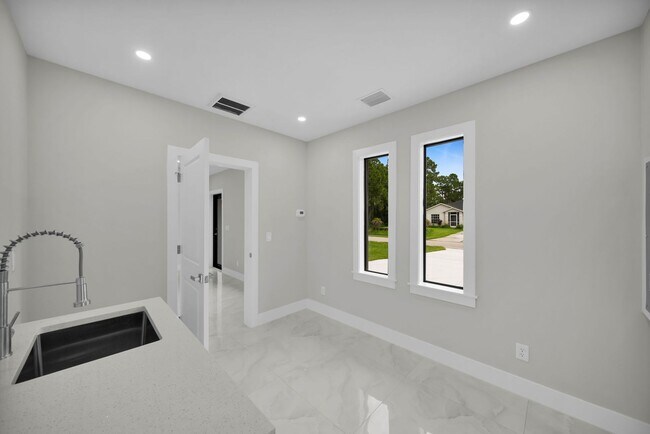 Building Photo - 462 Lampion Ave S