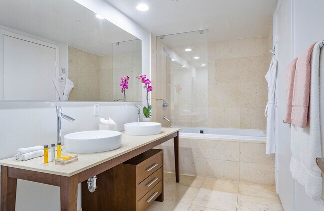 Building Photo - 485 Brickell Ave