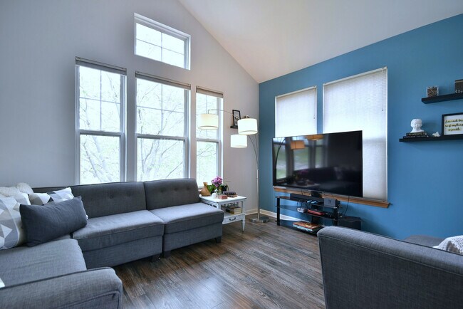 Building Photo - 5600 Cloverdale Rd