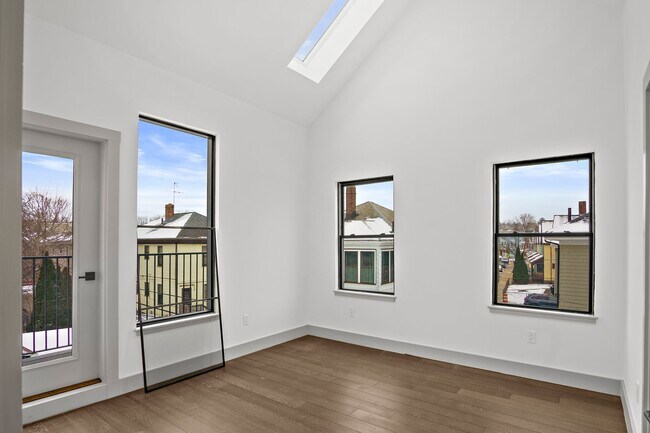 Building Photo - 127 E Cottage St