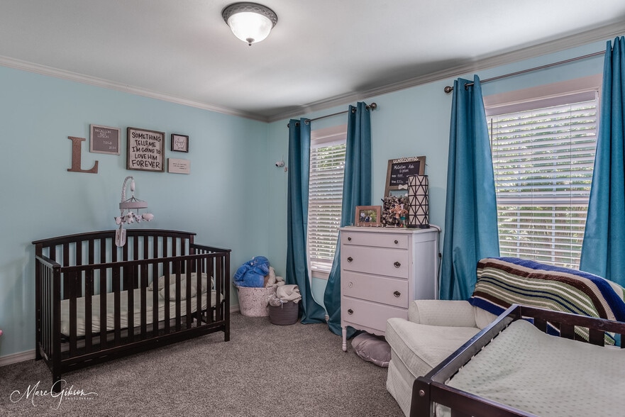 Building Photo - 1260 Capilano Dr