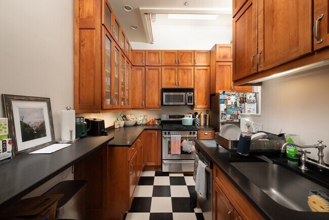 Building Photo - 281 Beacon St