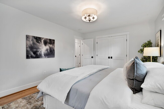 Building Photo - "Luxurious 6-Bed, 6-Bath Arlington Retreat...