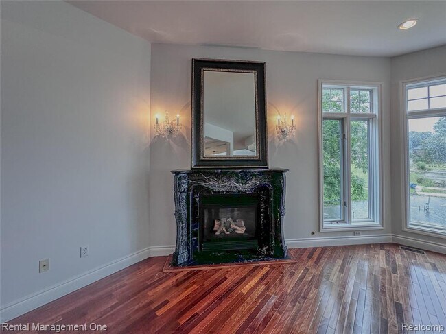 Building Photo - 5742 Putnam Dr