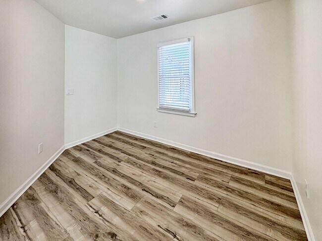 Building Photo - Spacious 5-Bedroom Home Near Lake Acworth!