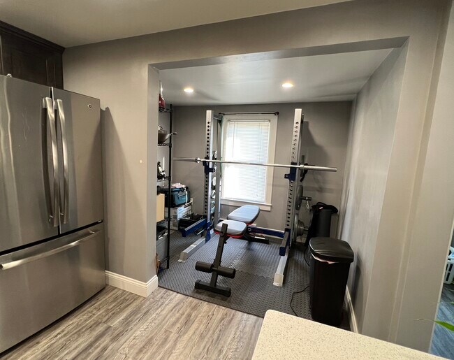 Building Photo - 410 Pequot Ave