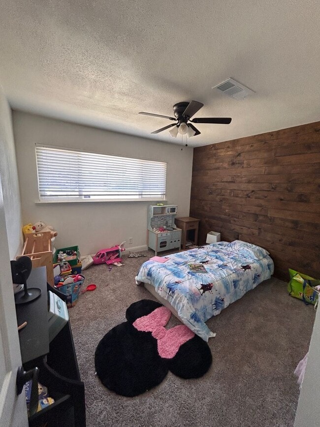 Building Photo - Space and updated in Lemoore