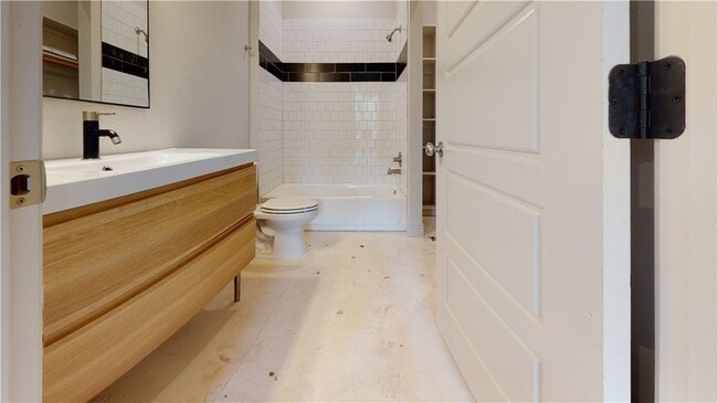 Building Photo - 305 W 27th St