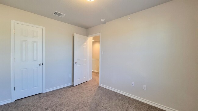 Building Photo - Beautiful 3 bed / 2.5 bath townhome