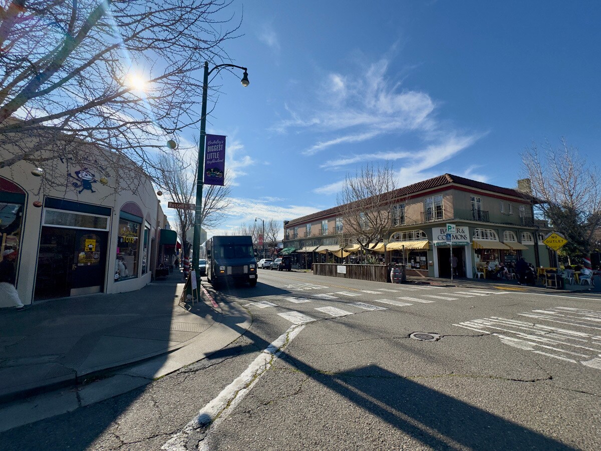 Building Photo - 2733 Russell St