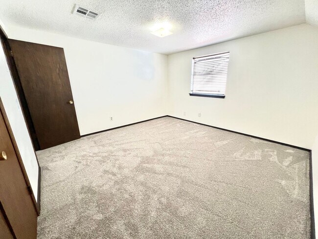 Building Photo - ?Spacious Home Near Tinker Airforce Base ?