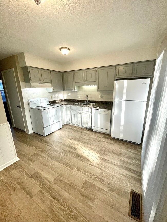 Building Photo - ****COMING SOON**** 2 Bedroom, 1.5 Bath in...