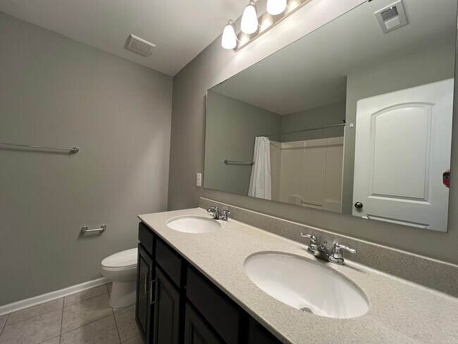 Building Photo - 2198 Laurens Dr