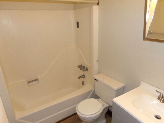 Building Photo - Charming Duplex in Havelock