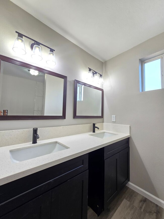 Building Photo - Spacious 4- Bedroom Remodeled Home in Palm...