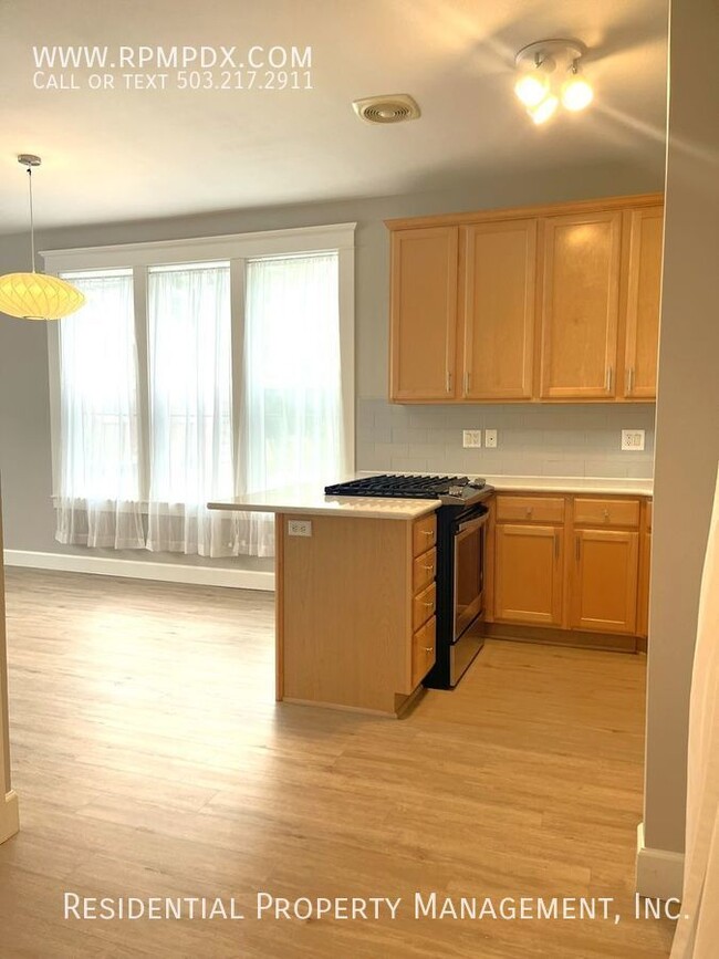 Building Photo - Sunlit End Unit 2 Bedroom Plus Flex Space,...